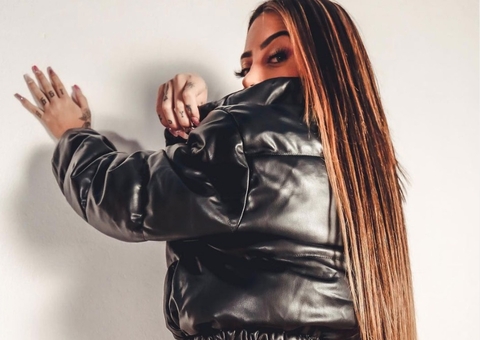 MC Mirella dá close em bumbum de fio dental e hipnotiza