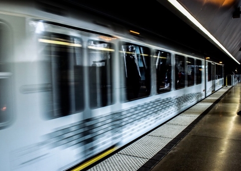 Passageiro leva soco ao cobrar uso de máscara no metrô 