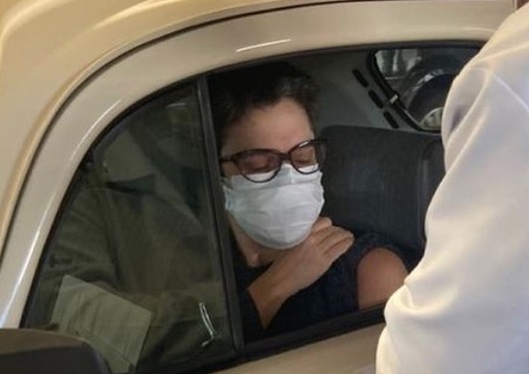 Sandra Annenberg vai de fusca tomar vacina contra covid e se emociona 