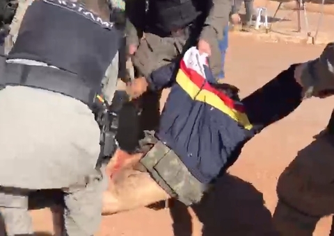 Vídeo mostra momento exato que policiais carregam Lázaro morto em Goiás