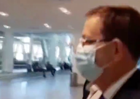 Carlos Wizard chega ao Brasil e entrega passaporte à PF