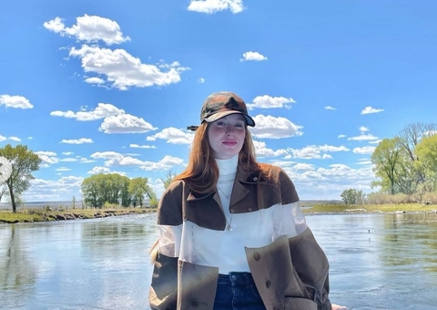 Marina Ruy Barbosa completa 26 anos e ganha bolo na madrugada