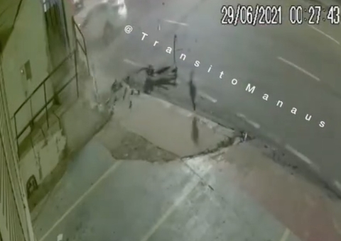 Carro voa após grave acidente em avenida de Manaus; vídeo