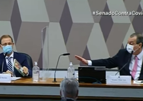 'Não vai vender livro aqui', diz Omar Aziz ao barrar propaganda de Wizard