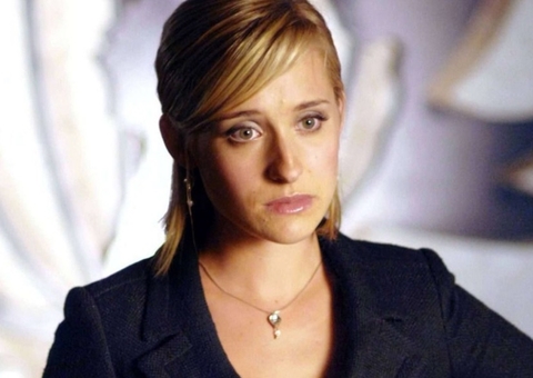 Atriz de Smallville é condenada a 3 anos de prisão por participar de culto 