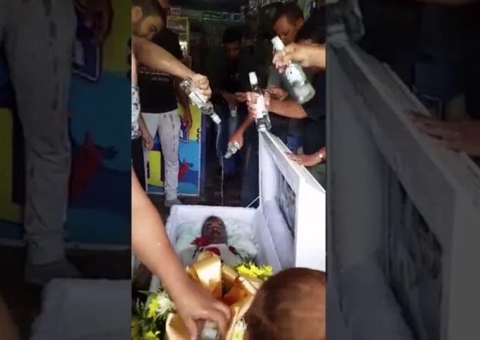 Velório com open bar tem defunto banhado em cachaça