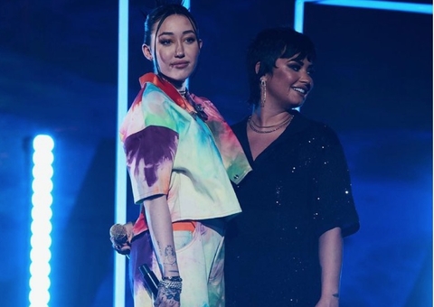 Demi Lovato e irmã de Miley Cyrus surgem de mãos dadas em meio a boatos de romance