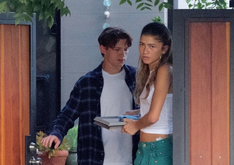 Tom Holland e Zendaya são flagrados aos beijos durante pegação em carro