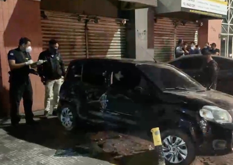 Briga dentro de carro termina com um executado e grave acidente em Manaus 