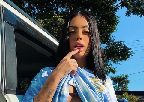 MC Mirella deixa ‘capô de fusca’ à mostra e exibe tatuagem íntima