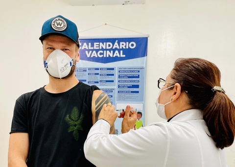 Rodrigo Hilbert é vacinado contra covid e vira meme: ‘fez a vacina’ 