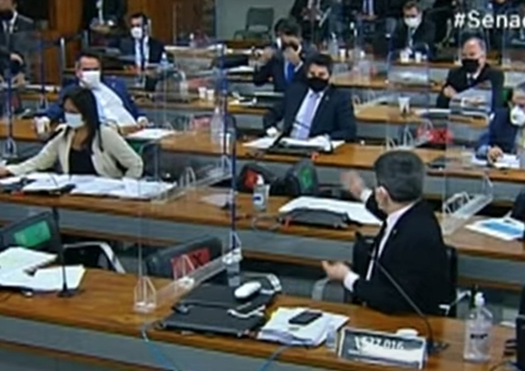 Senadores batem boca durante depoimento de Roberto Dias