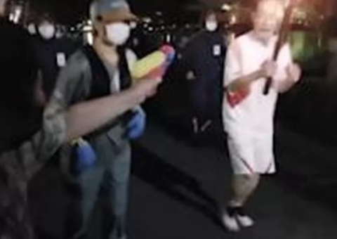 Mulher tenta apagar tocha olímpica com pistola d'água; Vídeo 