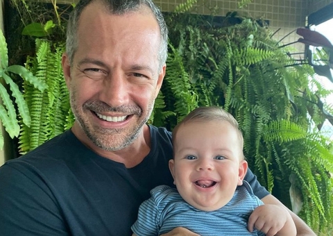 Malvino Salvador mostra foto do filho CTI e comemora: ‘está melhorando’