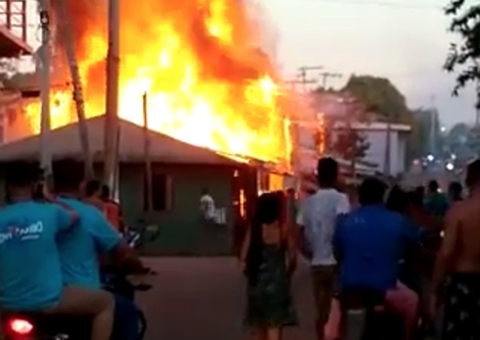 Homem ateia fogo em casa e tenta matar mulher e filhos carbonizados no Amazonas