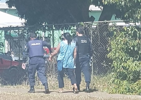 Vídeo: Mulher quebra frascos com doses de vacina contra covid-19