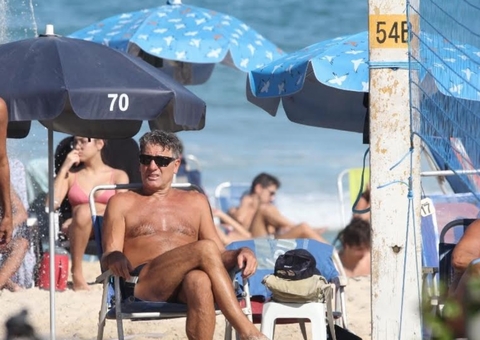 Renato Gaúcho surge ao lado da bandeira do Flamengo em meio a boato de contratação