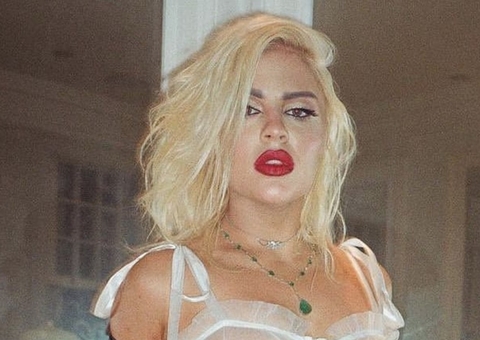 De calcinha, Luísa Sonza surge com pernas abertas em clique ousado