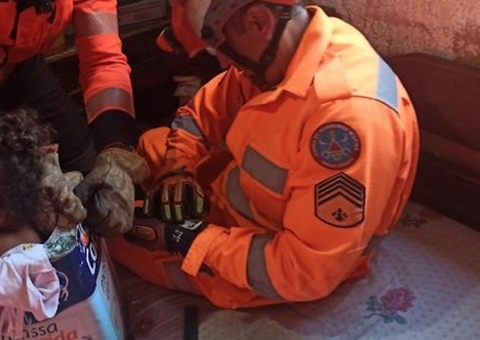 Menina de 3 anos fica presa em lata de tinta enquanto brincava 