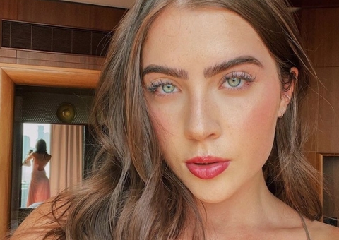 Jade Picon radicaliza no visual e surge platinada 