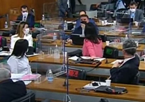 CPI da Covid tem tumulto e bate-boca entre Simone Tebet e Flávio Bolsonaro