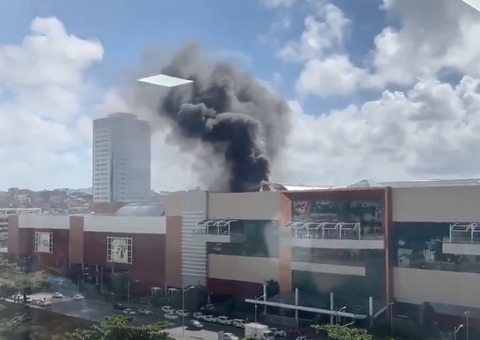 Fogo destrói restaurante de shopping e causa pânico entre os clientes; vídeo
