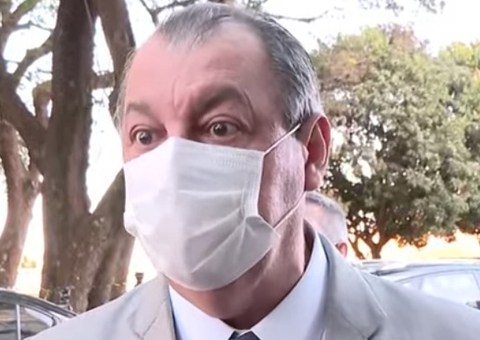 Aziz rebate post de Bolsonaro e insinua que foi escrito por um dos filhos: 'moleque'