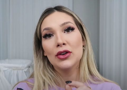 Virginia Fonseca mostra cápsulas feitas com sua placenta