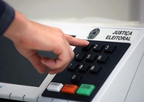 Com tumulto, votação da PEC do voto impresso é adiada 