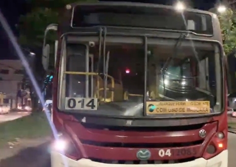 Passageiro é esfaqueado durante assalto a ônibus da linha 014 em Manaus 