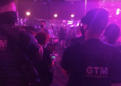 Polícia encerra festa com 300 pessoas em casa de swing; vídeos