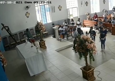 Homem surta e quebra imagem de Jesus Cristo durante missa; Vídeo 