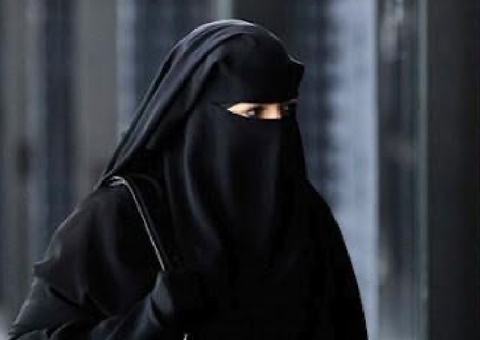 Homem com covid-19 é preso após embarcar em voo disfarçado de mulher