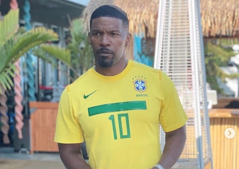 Jamie Foxx posta fotos com a camisa da seleção brasileira e fãs piram