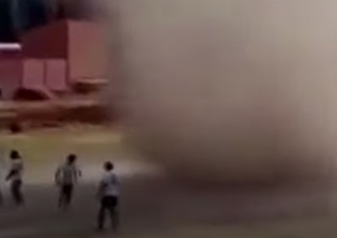 Redemoinho atinge jogadores durante partida de futebol; Vídeo 