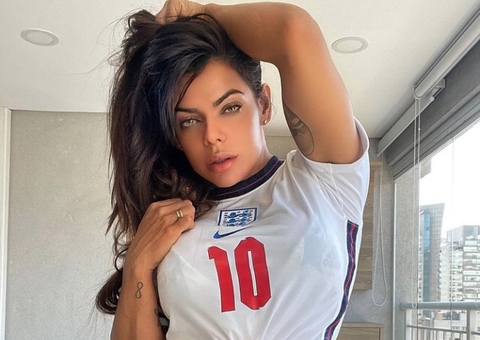 Ex-Miss Bumbum, Suzy Cortez faz tatuagem no ânus para Messi