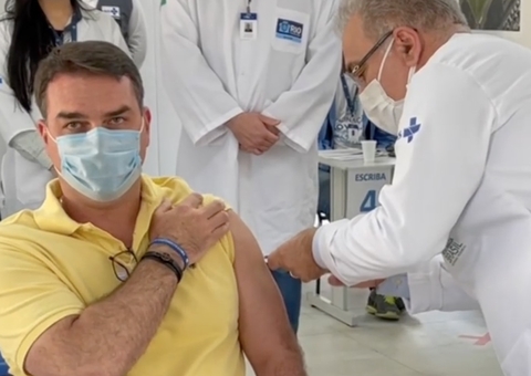 Flávio Bolsonaro é vacinado contra covid-19 e posta vídeo