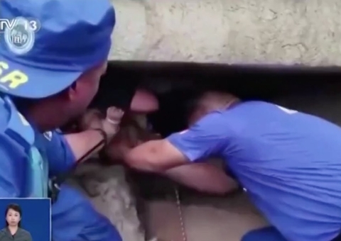 Bebê é resgatado com vida de escombros na China; mãe morreu 