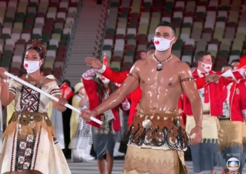 Sarado, besuntado de Tonga bomba na internet em abertura das Olimpíadas 