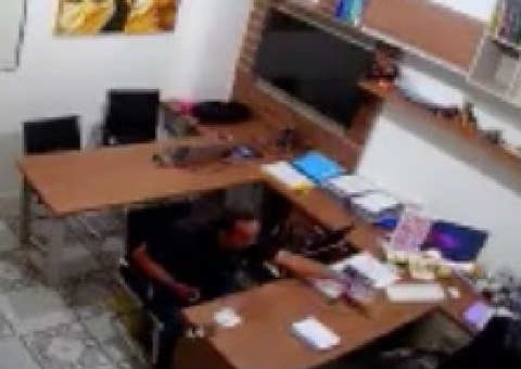 Polícia busca por homem envolvido em furto de celular em Manaus 