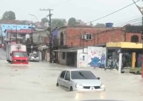 Vídeo: Forte chuva deixa avenida alagada e causa transtornos em Manaus