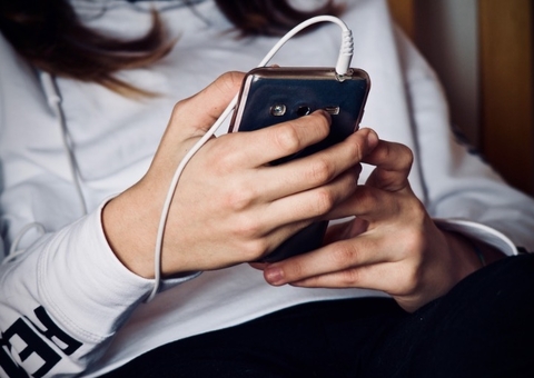 Criança morre após celular ligado na tomada explodir; quarto ficou destruído