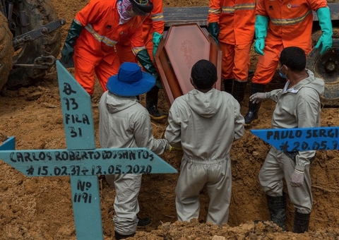 Número de mortes e casos de covid-19 caem 40% em um mês no Brasil