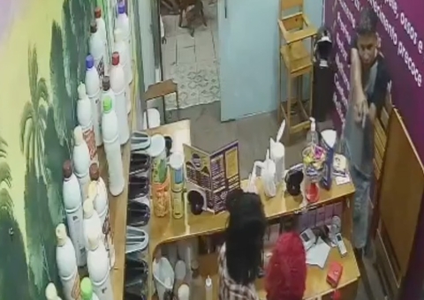 Loja de açaí é assaltada e suspeito aponta arma para clientes em Manaus; vídeo