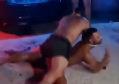 Ex-bbb Hadson Nery faz dança erótica com homem em festa na praia; vídeos
