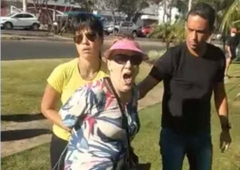 Mulher chama pai e filho de 'negrada do inferno' e chuta policial ao ser presa; Vídeo 