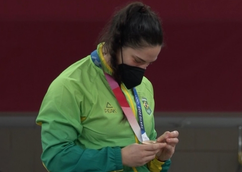 Cléber Machado comete gafe e ‘envelhece’ judoca Mayra Aguiar