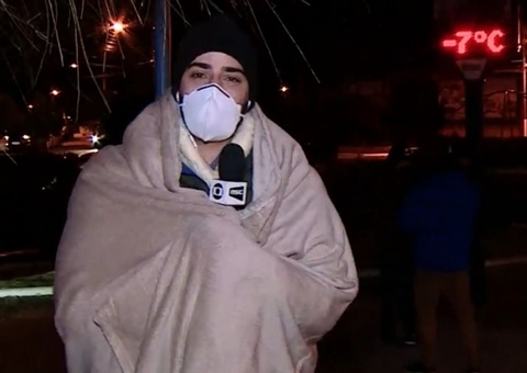 Repórter da Globo usa cobertor ao vivo sob - 7 ºC