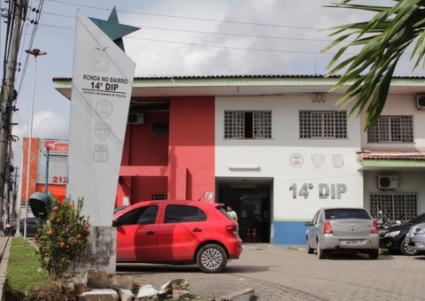 Dupla é presa com arma de brinquedo após roubar passageiros de ônibus em Manaus