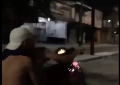 Homem é flagrado andando nu em garupa de motocicleta em Manaus 